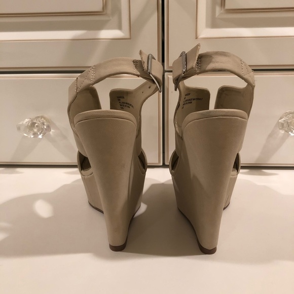 Steve Madden Tan Wedges. Brand New. - Picture 3 of 4
